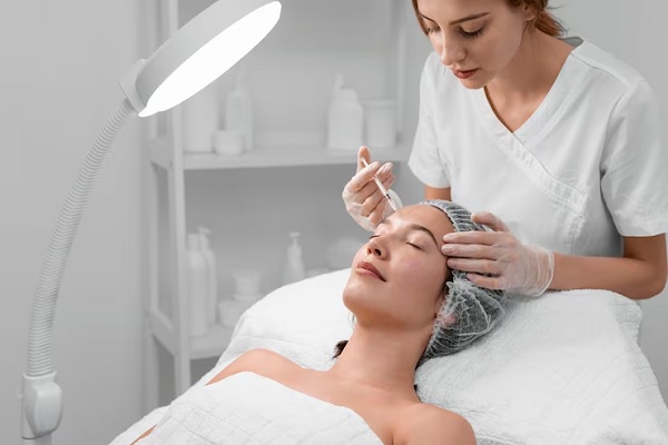 mujer aplicando tratamiento en su cara
