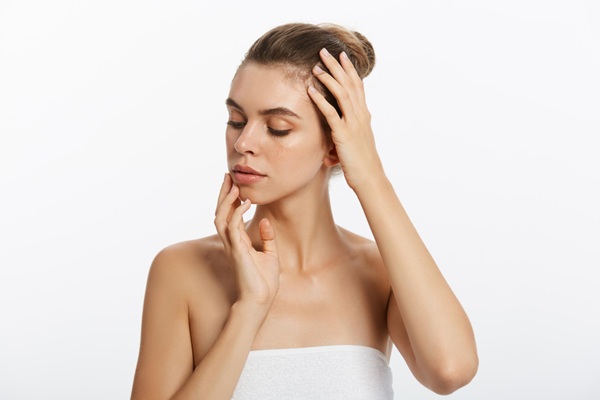 Bótox facial - Mujer con cabello sin frizz y rostro rejuvenecido gracias al procedimiento de bótox capilar y facial en Madrid