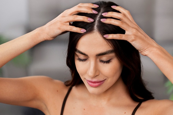 Bótox facial - Mujer con el cabello liso y sin frizz gracias al tratamiento de bótox capilar