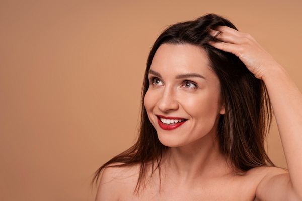 Mujer sonriente con el cabello sin frizz gracias a los procedimientos capilares en Madrid